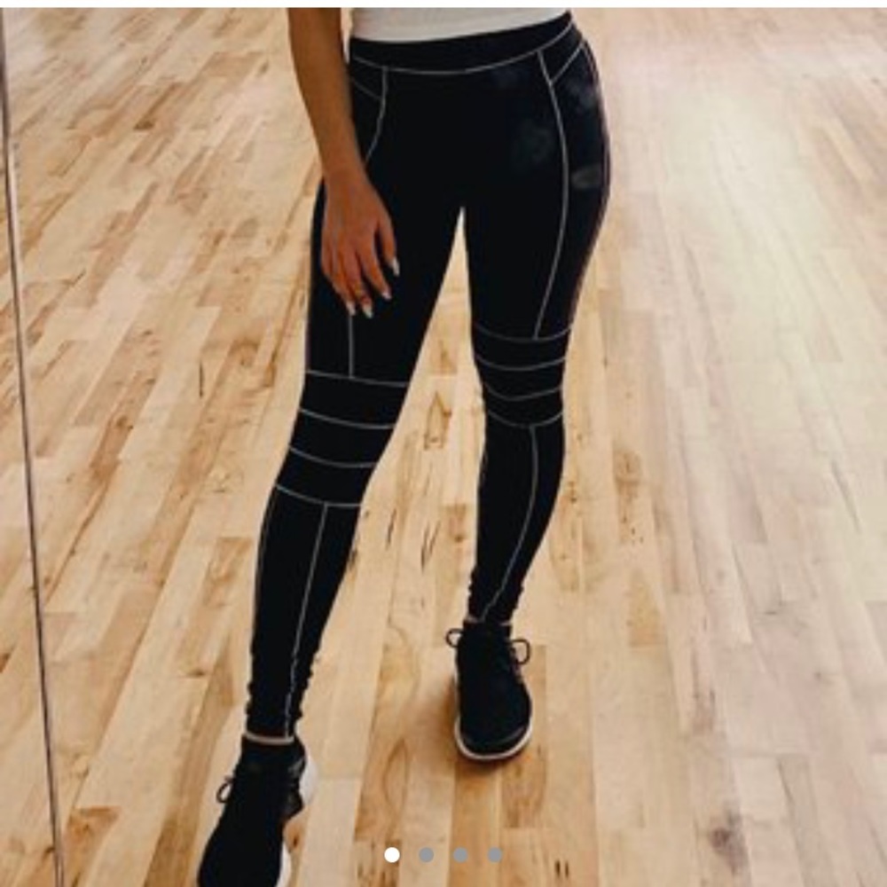 Black and white line alo leggings